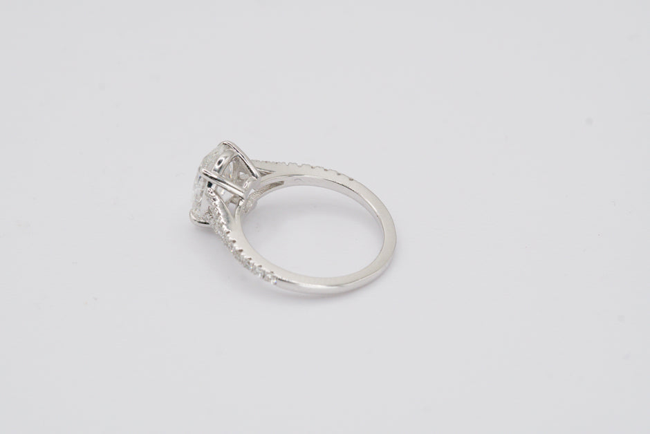 IGI Certified Oval Diamond Solitaire Split Shank Ring in White Gold