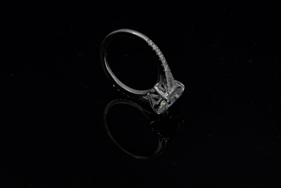IGI Certified Oval Diamond Solitaire Split Shank Ring in White Gold